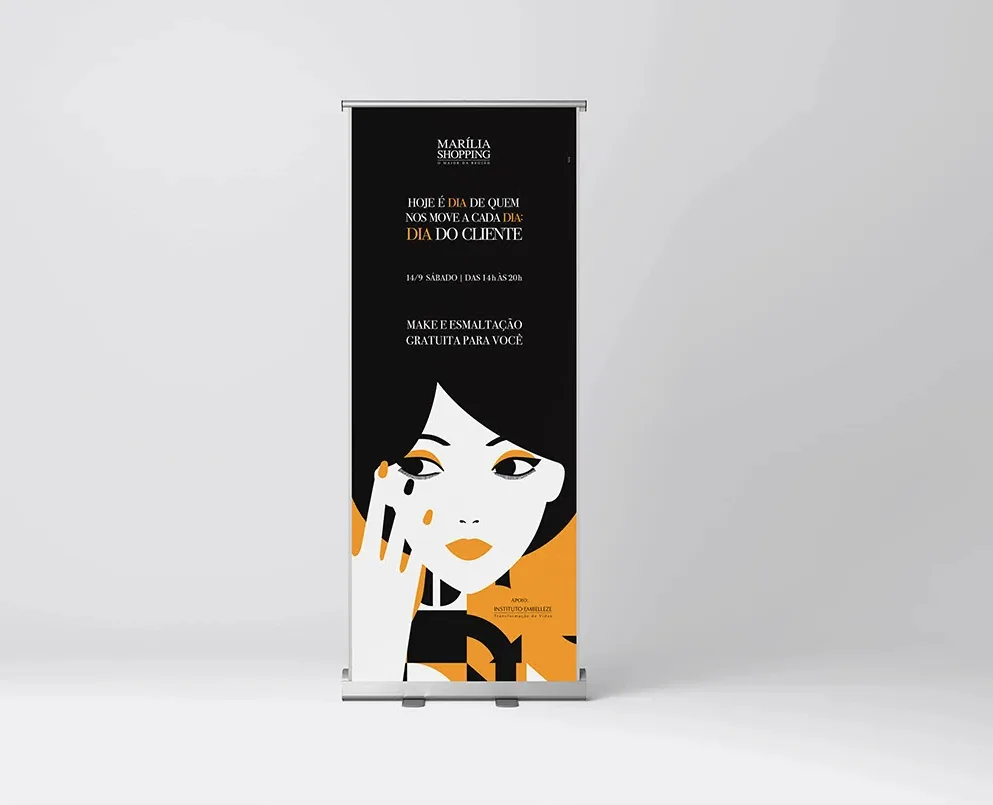 Roll-up banner for Marília Shopping's 'Dia do Cliente', with a woman's portrait in black, white and orange